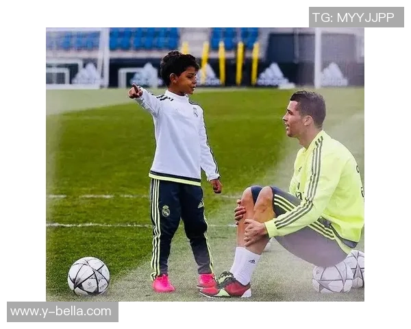 足球明星亲临赛场为儿子加油助威展现父子情深的温馨瞬间